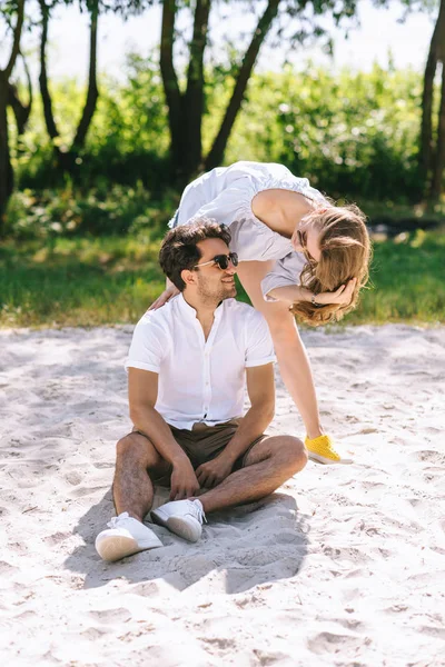 Casal olhando uns para os outros na praia da cidade arenosa — Fotografia de Stock