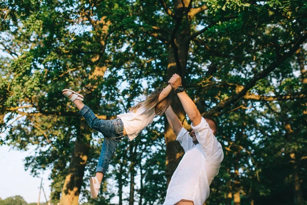 Teilansicht von Vater und kleiner Tochter beim gemeinsamen Spaß im Park — Stockfoto
