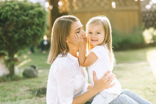 Seitenansicht von Mutter und kleiner Tochter im Hinterhof — Stockfoto