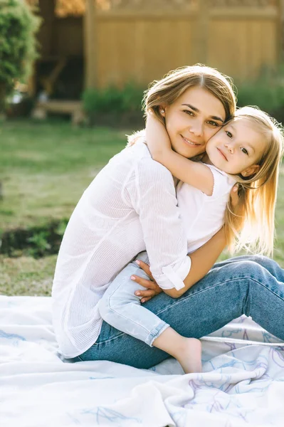 Abrazos - foto de stock