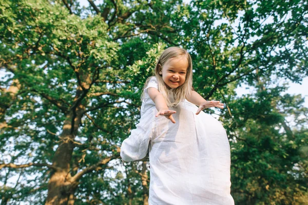Частковий вид батька і щаслива маленька дочка розважається разом у парку — стокове фото