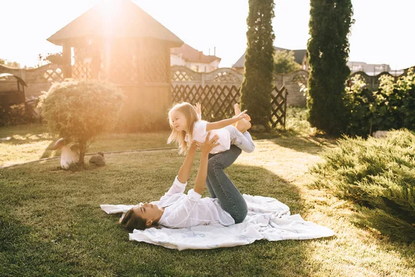 Mutter und süße kleine Tochter haben Spaß zusammen auf Hinterhof — Stockfoto