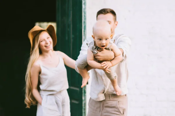 Вибірковий фокус щасливих батьків з милим маленьким сином у селі — стокове фото