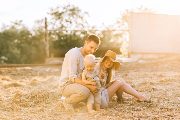 Famiglia con figlio adorabile trascorrere del tempo insieme in campagna — Foto stock