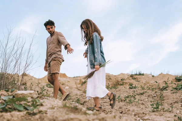Schöner stilvoller Mann zu Fuß mit schöner Freundin — Stockfoto
