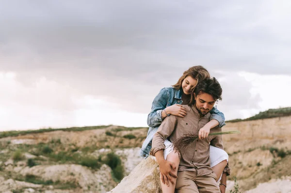 Homme piggyback son heureux belle petite amie — Photo de stock