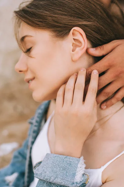 Glücklich zartes attraktives Mädchen und Freund berühren ihren Hals — Stockfoto