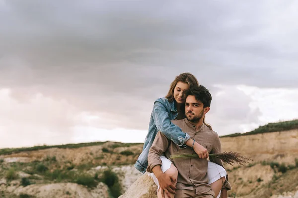 Guapo novio piggybacking su novia, historia de amor - foto de stock