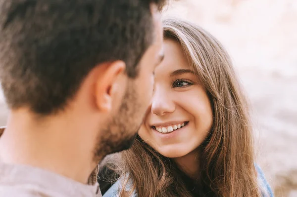 Bela menina sorridente olhando para o namorado, foco seletivo — Fotografia de Stock