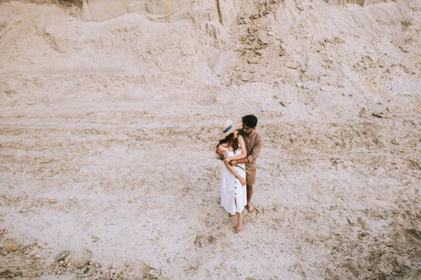 Vue grand angle de jeune couple étreignant dans le canyon de sable — Photo de stock