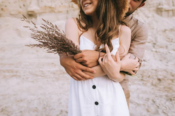 Vista ritagliata di elegante fidanzato abbracciare la sua ragazza con bouquet floreale — Foto stock