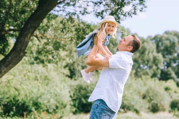 Отец проводит время с очаровательной блондинкой дочерью — стоковое фото