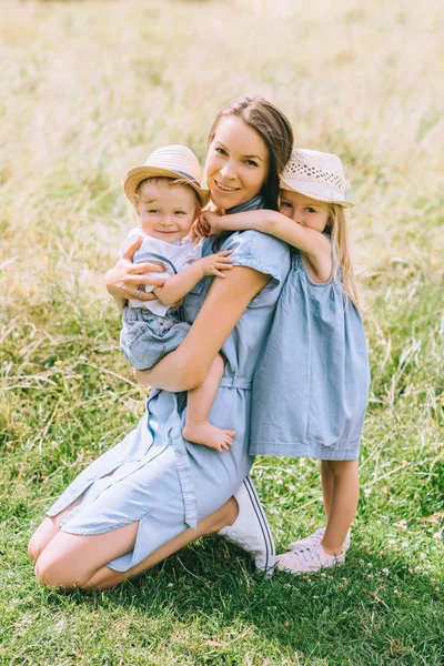 Bella madre trascorrere del tempo con i bambini in campo — Foto stock
