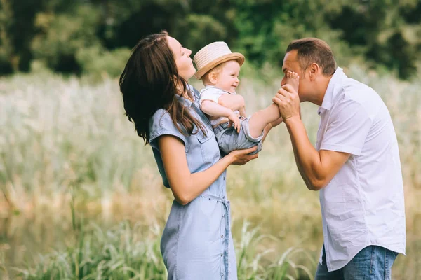 Heureux parents passer du temps avec petit garçon — Photo de stock