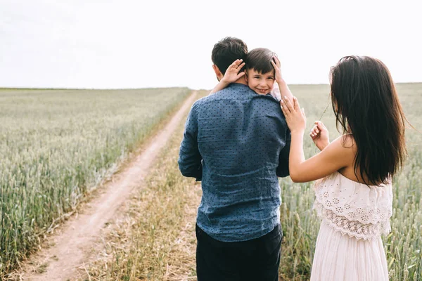 Madre e hijo saludando con las manos en el camino en el campo - foto de stock