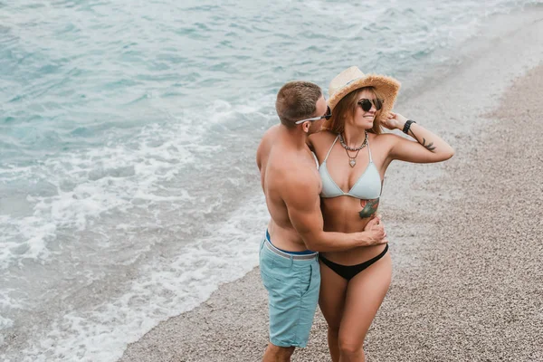 Blick aus der Vogelperspektive auf glückliches junges Paar, das sich am Strand von Montenegro umarmt — Stockfoto