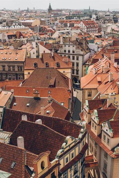 Вид с воздуха на красивые старые здания и крыши в Праге, Чешская республика — стоковое фото