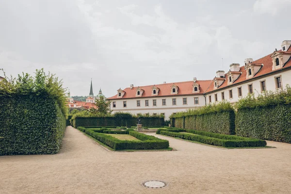 Schöne alte Architektur, Gebäude und grüne Büsche in Prag, Tschechische Republik — Stockfoto