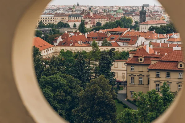 Enfoque selectivo de la hermosa praga casco antiguo paisaje urbano, praga, República Checa - foto de stock