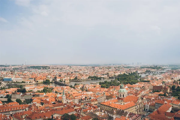 Vista aerea del bellissimo paesaggio urbano di Praga con vecchi edifici, Ponte Carlo e fiume Moldava — Foto stock