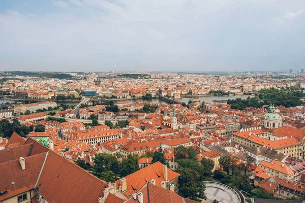 Vista aérea del paisaje urbano de praga con hermosa arquitectura, el puente de Carlos y el río Moldava - foto de stock