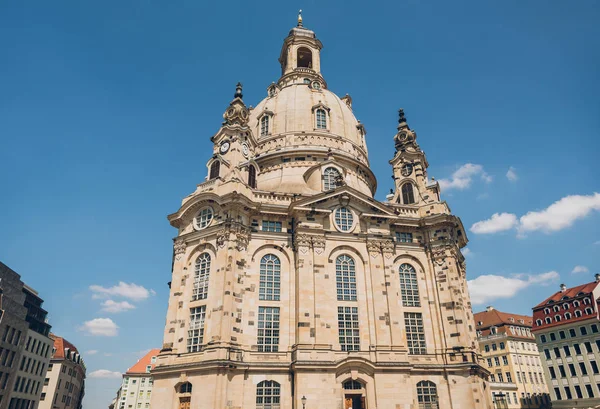 Vue en angle bas de la belle église Notre-Dame (Dresde Frauenkirche) à Dresde, Allemagne — Photo de stock