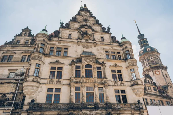Niederwinkelaufnahme des schönen Dresdener Doms oder der Kathedrale der Heiligen Dreifaltigkeit, Dresden, Deutschland — Stockfoto