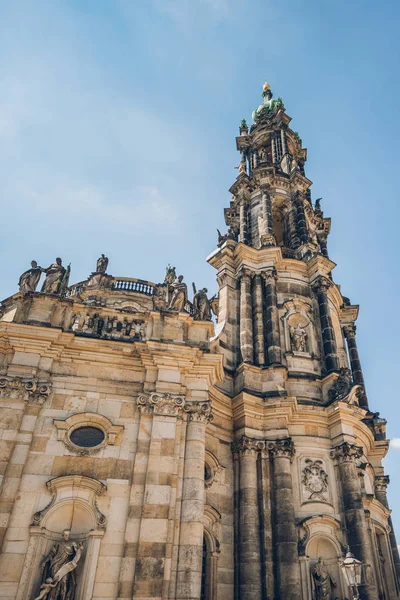 Vue en angle bas de la belle cathédrale de Dresde ou cathédrale de la Sainte Trinité contre le ciel bleu, Dresde, Allemagne — Photo de stock