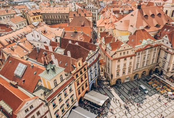 PRAGUE, RÉPUBLIQUE TCHÈQUE - 23 JUILLET 2018 : vue aérienne des gens sur la place de la vieille ville et belle architecture à Prague, République tchèque — Photo de stock