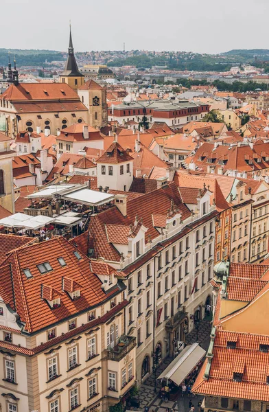 PRAGA, REPÚBLICA CHECA - 23 DE JULIO DE 2018: techos rojos y hermosa arquitectura en el casco antiguo, praga, República Checa - foto de stock