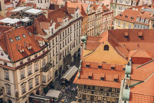 PRAGA, REPÚBLICA CHECA - 23 DE JULIO DE 2018: vista aérea de tejados y personas en las calles del casco antiguo de Prague - foto de stock