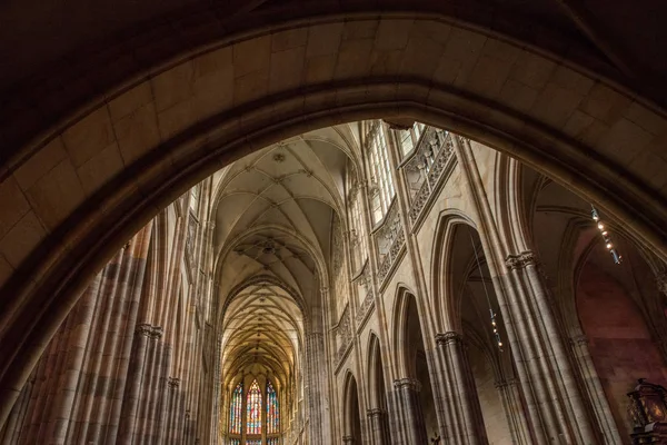 PRAGA, REPÚBLICA CHECA - 23 DE JULIO DE 2018: vista en ángulo bajo de la majestuosa arquitectura dentro de la catedral de st vitus en prague, República Checa - foto de stock