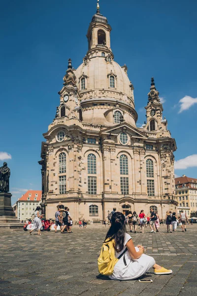 DRESDEN, ALLEMAGNE - 24 JUILLET 2018 : personnes sur la place près de l'église Notre-Dame de Dresde, Allemagne — Photo de stock