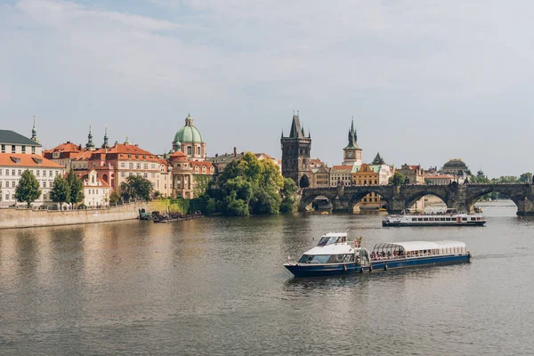 Prag, Tschechische Republik - 23. Juli 2018: berühmte Karlsbrücke und Boote auf der Moldau in Prag, Tschechische Republik — Stockfoto