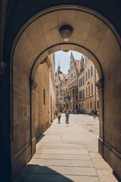 PRAGA, REPÚBLICA CHECA - 23 DE JULIO DE 2018: arco y personas caminando por la calle en el casco antiguo, praga, República Checa - foto de stock