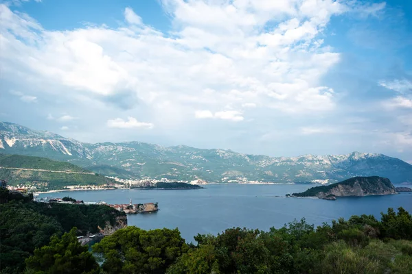 Bella vista sul mare Adriatico e sull'isola di sveti nikola (isola di st nicholas) a Budva, Montenegro — Foto stock