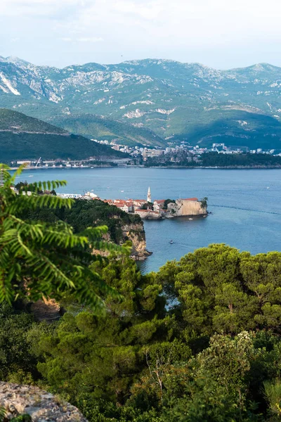 Hermosa vista de árboles verdes, mar adriático y el casco antiguo de Budva en Montenegro - foto de stock