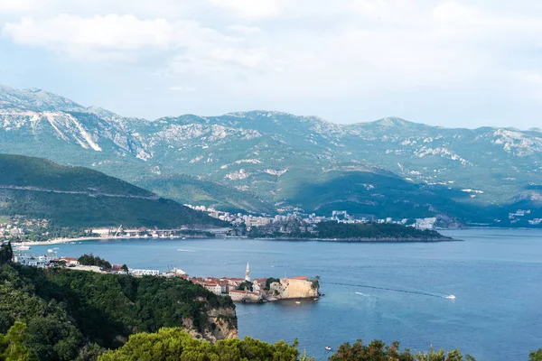 Vista aérea del hermoso mar adriático y el casco antiguo de Budva en Montenegro - foto de stock
