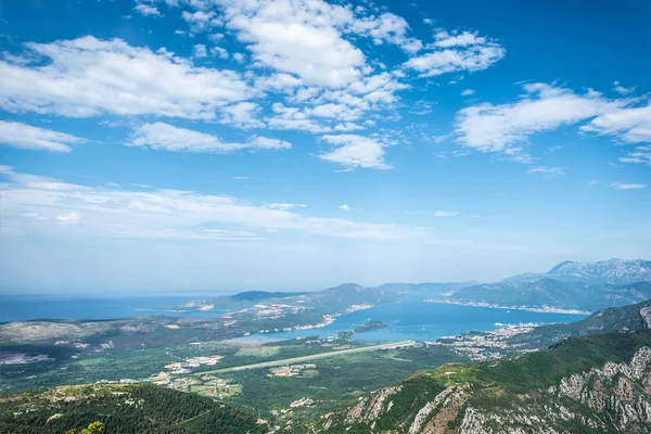 Belle vue sur la baie de Kotor et ciel nuageux bleu au Monténégro — Photo de stock