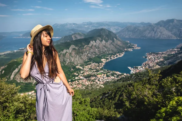 Belle femme posant avec la baie de Kotor et la ville de Kotor sur fond au Monténégro — Photo de stock