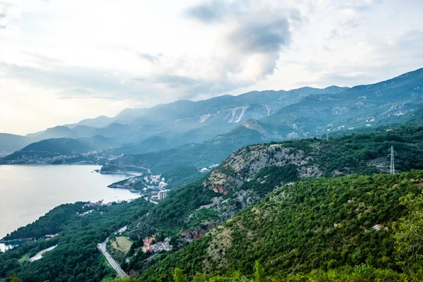 Vista aérea de Budva riviera, mar Adriático y montañas en Montenegro - foto de stock