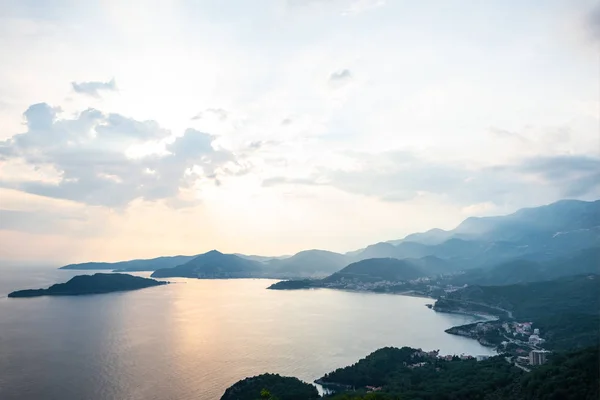 Vista aérea de Budva riviera e mar Adriático durante o pôr do sol em Montenegro — Fotografia de Stock