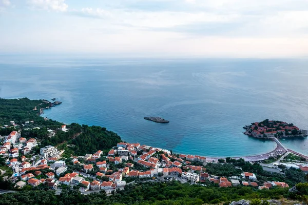Vista aérea de la ciudad de Budva y la isla de Sveti Stefan con hotel resort en el mar Adriático, Montenegro - foto de stock