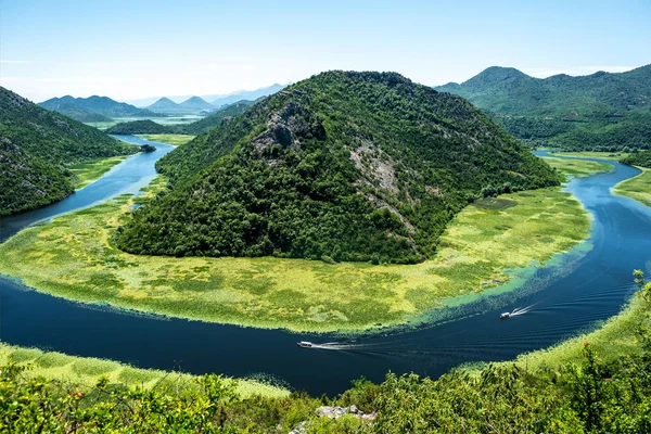 Paisaje de azul curvado río Crnojevica y montañas en Montenegro - foto de stock
