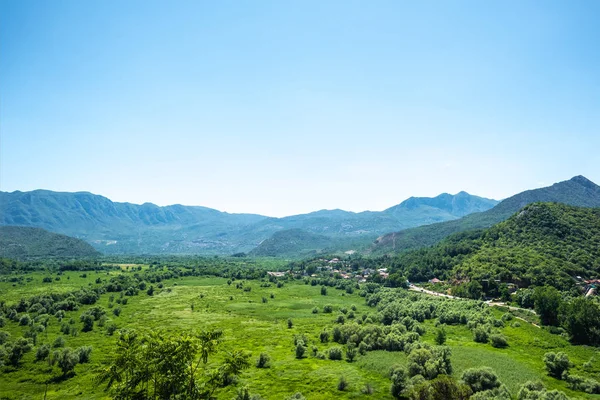 Hermosa vista del valle verde y las montañas en Montenegro - foto de stock