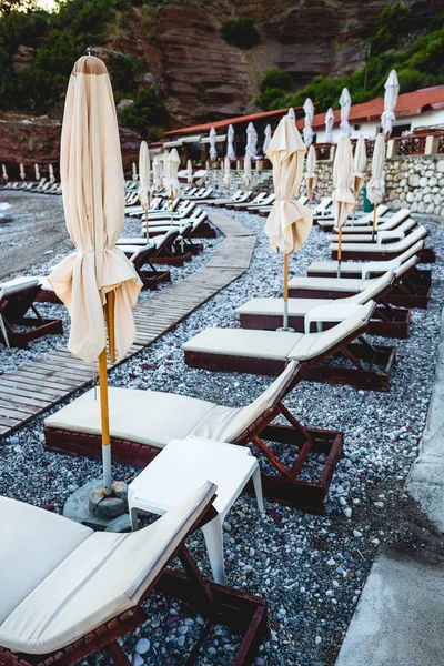 Espreguiçadeiras na praia vazia em Budva, Montenegro — Fotografia de Stock