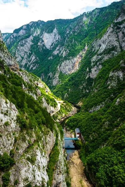 Vista aérea da ponte entre montanhas e casa em Piva Canyon em Montenegro — Fotografia de Stock