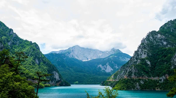 Hermoso lago Piva, montañas y cielo nublado en Montenegro - foto de stock