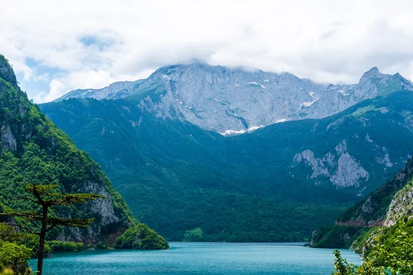 Beau lac de Piva, montagnes et nuages au Monténégro — Photo de stock