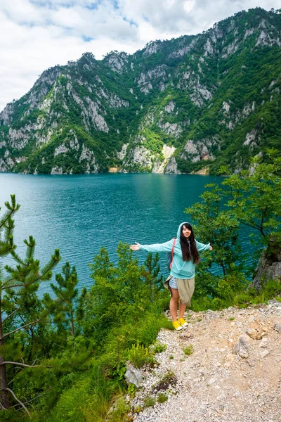 Bela mulher de pé com os braços abertos perto do Lago Piva (Pivsko Jezero) em Montenegro — Fotografia de Stock